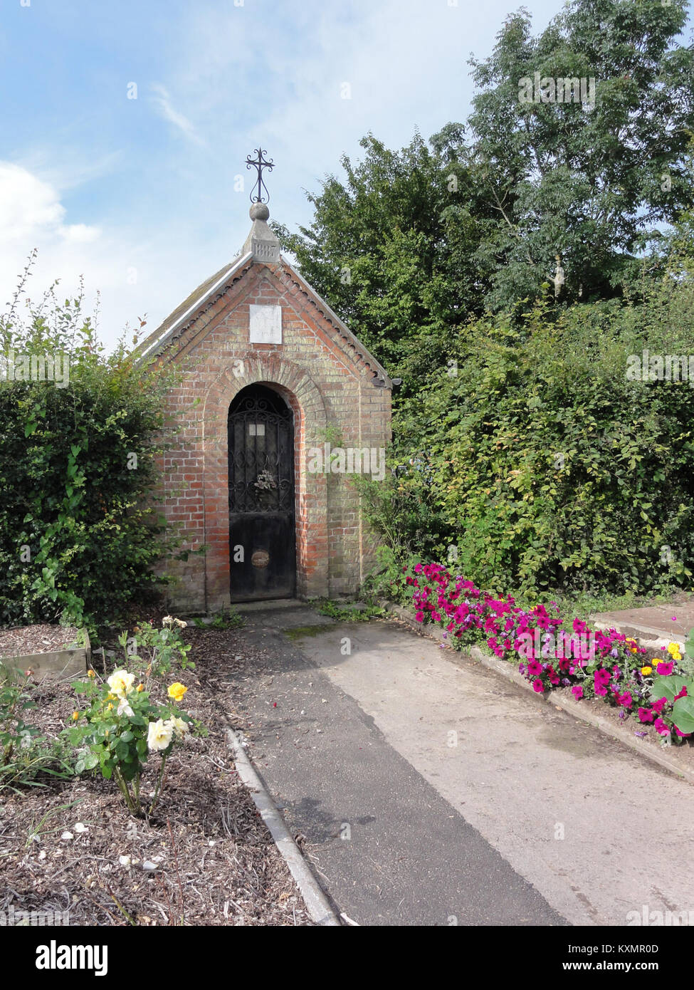 Eine Fotografie der Chapelle St. Antoine in Anor, Nord, Frankreich, erbaut 1887, gewidmet St. Benoit und N.D. de Délivrance, zeigt kirchliche Architektur aus dem 19. Jahrhundert. Stockfoto