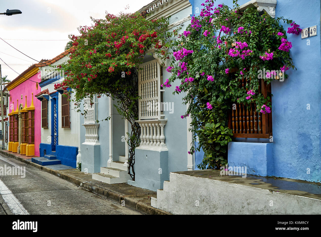 Typischen bunten Fassaden mit Blumen von Häusern in Cartagena de Indias, Kolumbien, Südamerika Stockfoto