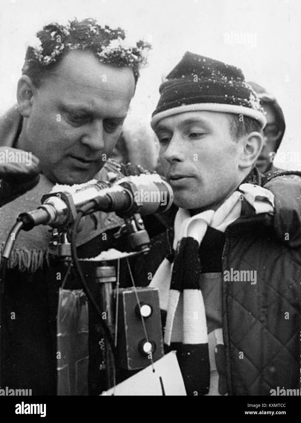 Bjørge Lillelien war ein norwegischer Sportkommentator und Toralf Engan ein norwegischer Skispringer, beide in Norwegen für seine Beiträge zum Sport im Jahr 1962 bekannt. Stockfoto