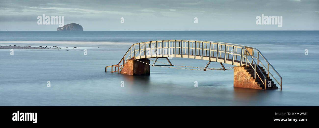 Die 'Bridge to Nowhere, Belhaven Bay, Dunbar, East Lothian, Schottland. Bei Flut mit dem Bass Rock in der Ferne Stockfoto