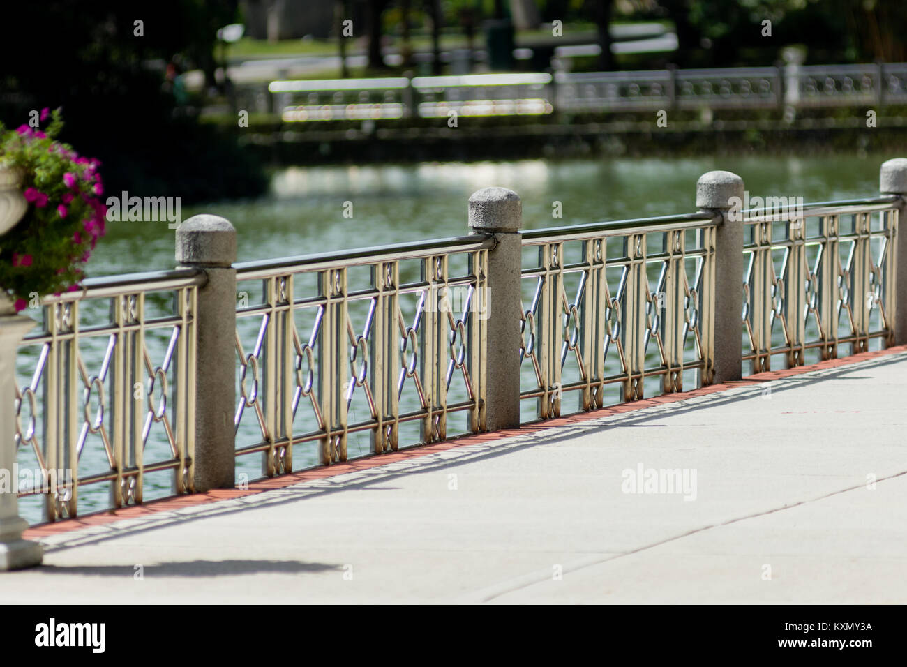 Öffentlicher Park poliertes Metall Geländer Geländer Barriere zu See an einem sonnigen Tag. Stockfoto