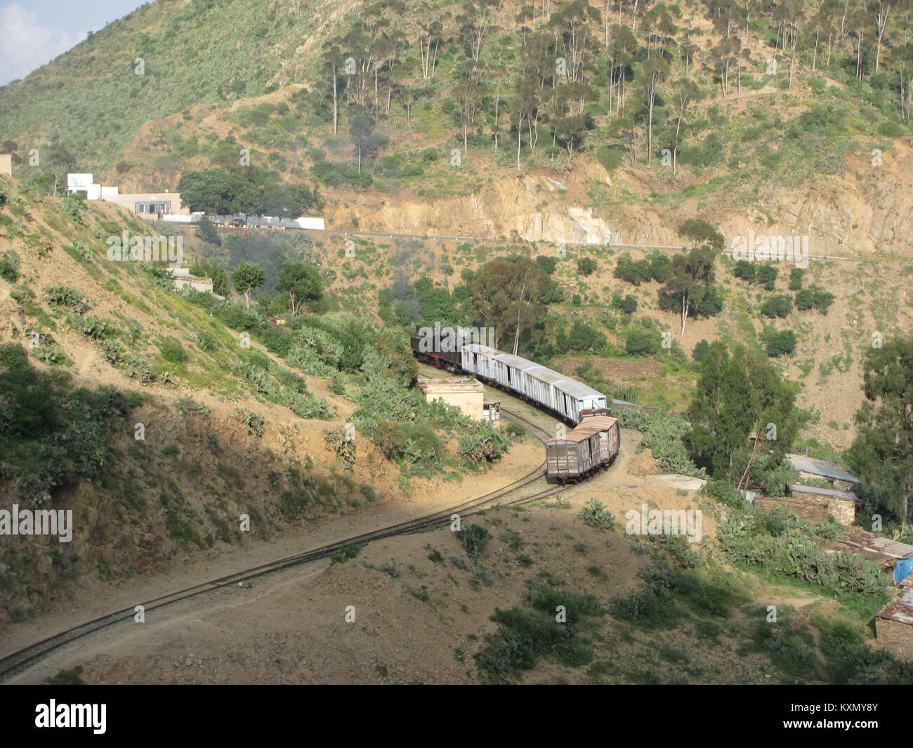Der Bahnhof Sherigini in Deutschland ist ein Güterbahnhof, der Gütertransporte umsetzt, mit Eisenbahninfrastruktur einschließlich Gleisen, Bahnsteigen und Verladebereichen. Stockfoto