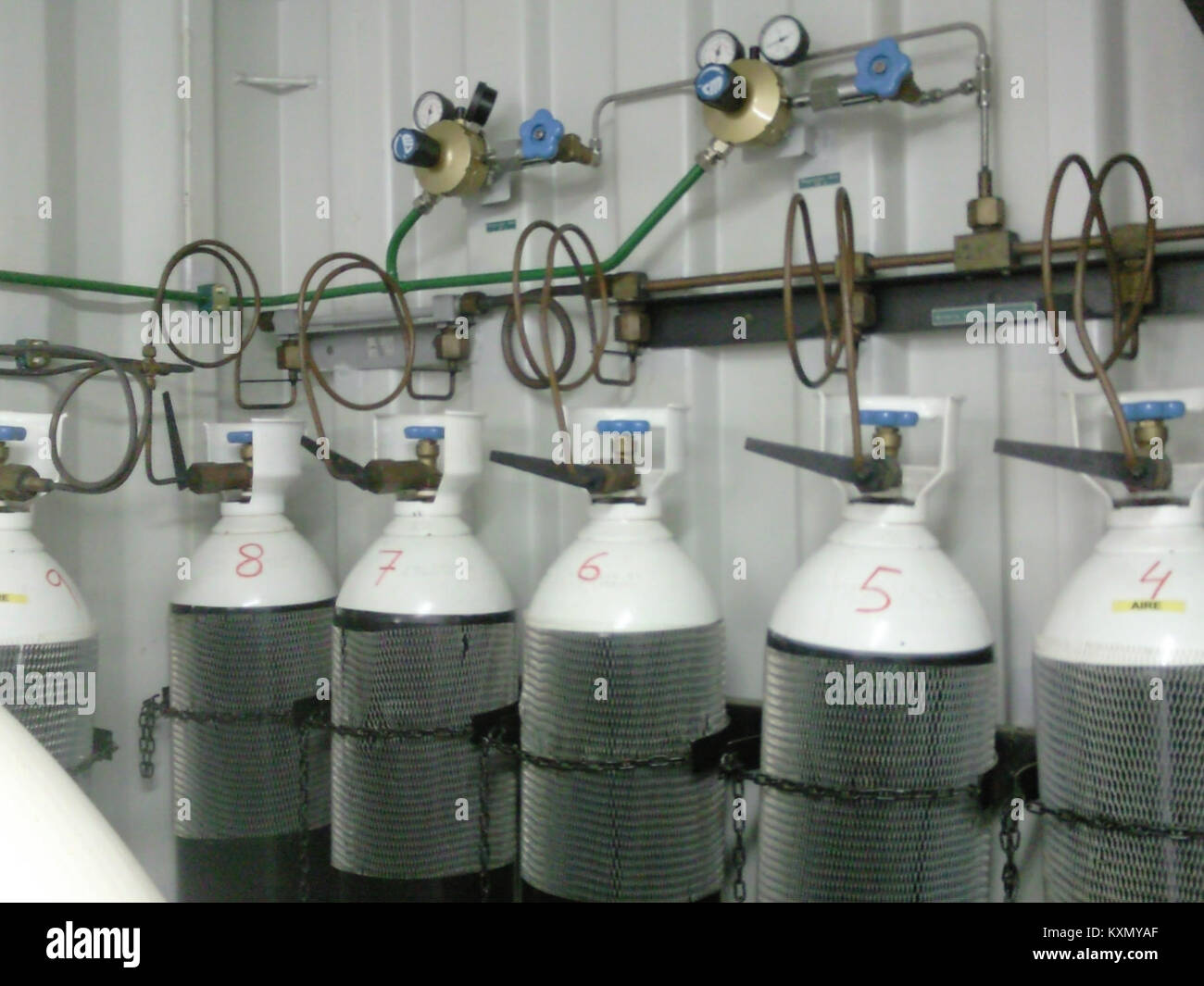 Das Bild zeigt eine industrielle Flaschenbatterie, die für die Herstellung und Lagerung von Flaschen verwendet wird, wobei mechanische Ausrüstung, Produktionslinien und industrielle Prozesse in der Industrie des frühen 20. Jahrhunderts hervorgehoben werden. Stockfoto