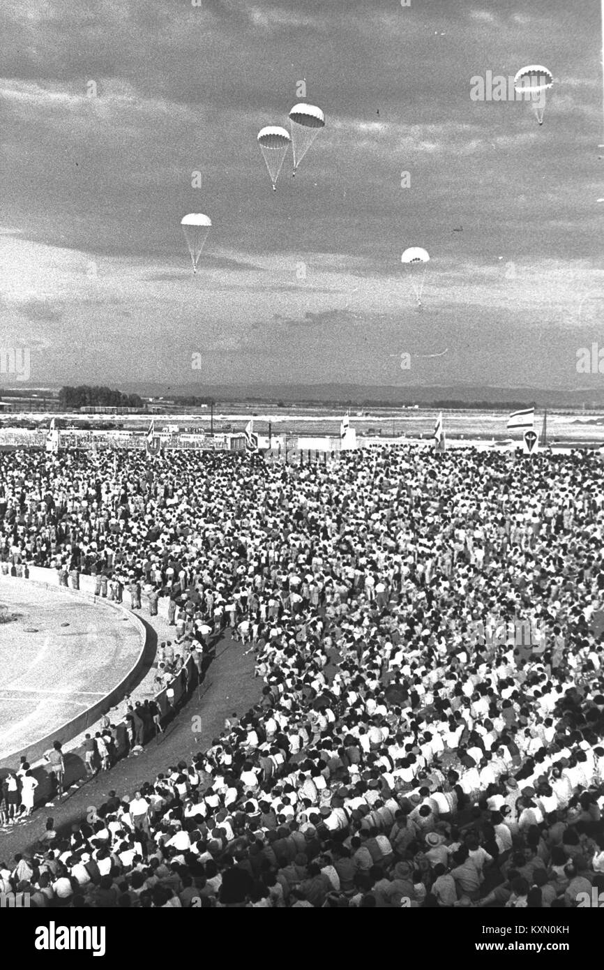 Eine Fallschirmausstellung bei der Abschlusszeremonie der 3. Maccabiah-Spiele, die Sportfallschirmspringen und Luftauftritte während einer internationalen Multisportveranstaltung demonstriert. Stockfoto