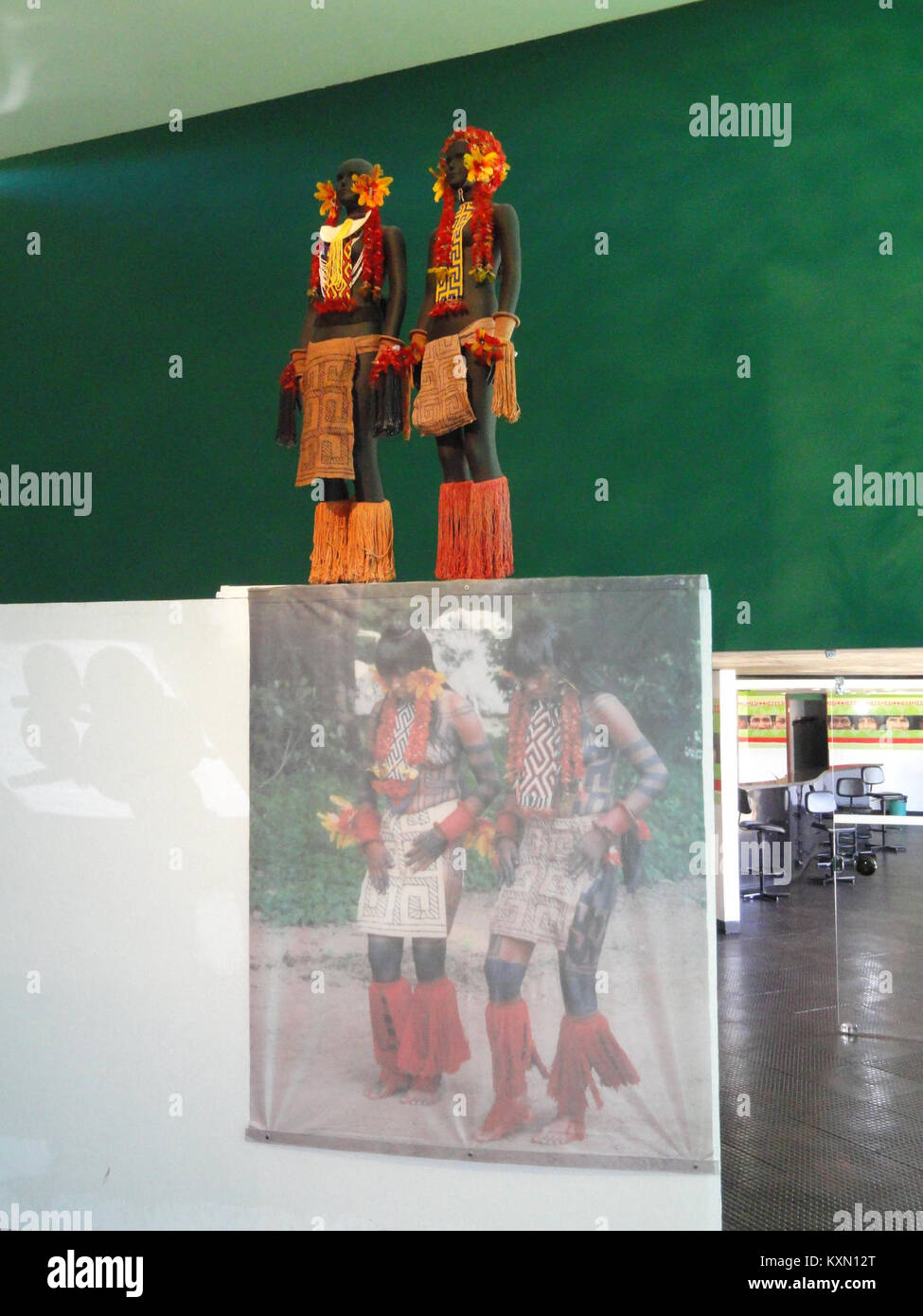 Die Berohokã-Kleidung, die im Memorial dos Povos Indígenas in Brasília, Brasilien, ausgestellt wird, ist ein traditionelles, indigenes Kleidungsstück, das das kulturelle Erbe der brasilianischen indigenen Völker repräsentiert. Stockfoto