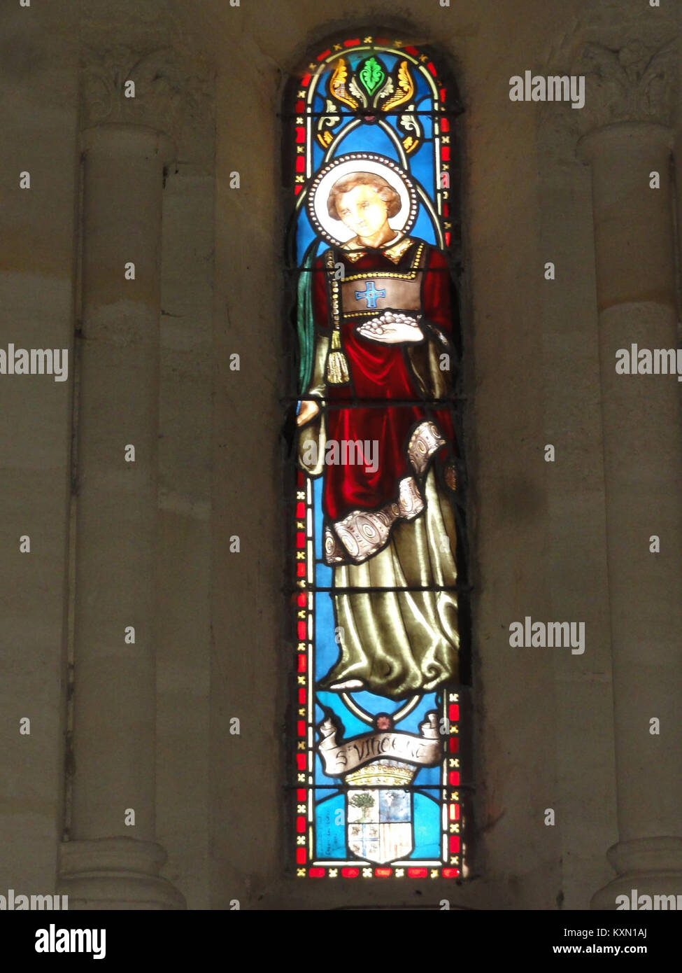 Vitrail 05 in der Eglise Notre-Dame in Bayon-sur-Gironde, Frankreich, ist eine Buntglasscheibe, die gotische künstlerische und religiöse Traditionen in Kirchenräumen veranschaulicht. Stockfoto