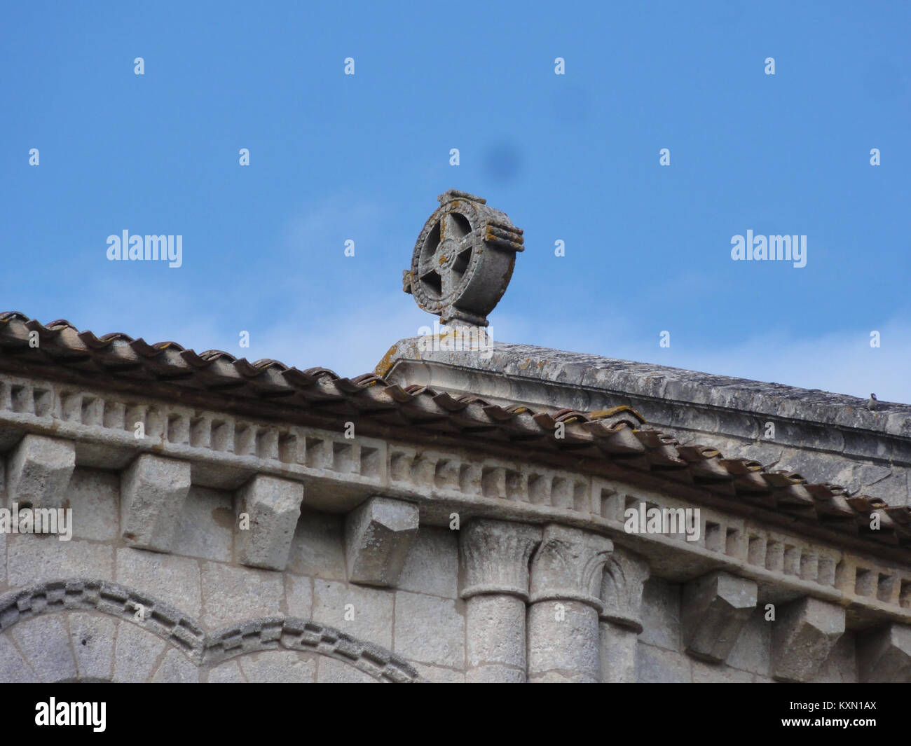 Die Eglise Notre-Dame in Bayon-sur-Gironde ist eine romanische Kirche, die für ihr Kronenkreuz auf dem Dach bekannt ist. Dieses architektonische Detail ist ein charakteristisches Merkmal der Kirche und trägt zu ihrer historischen und religiösen Bedeutung bei. Stockfoto