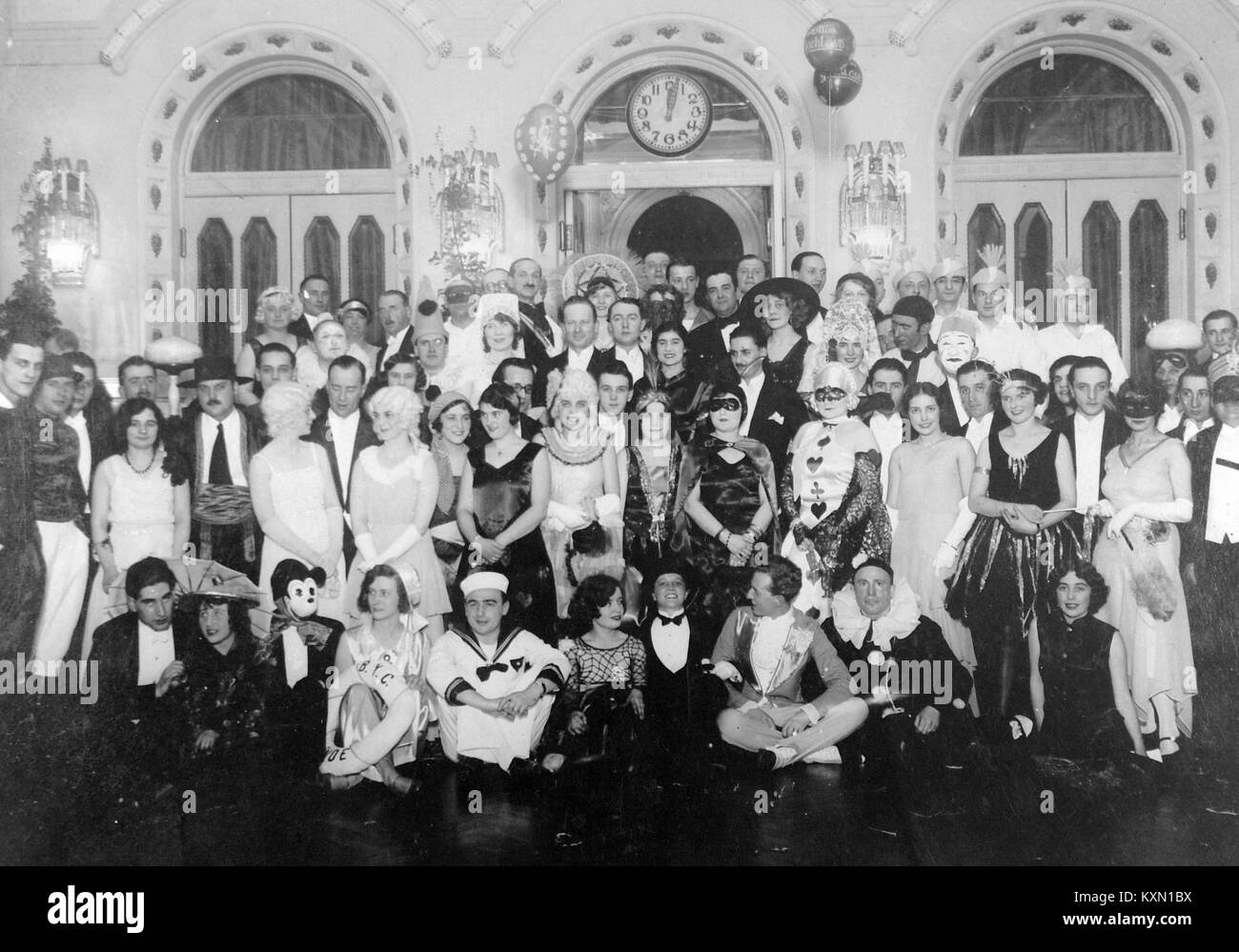 Foto vom Balatoni Yacht Club Jelmezbálja, Ungarn, aufgenommen im Jahr 1965, mit einem Maskerade-Ball-Event. Stockfoto