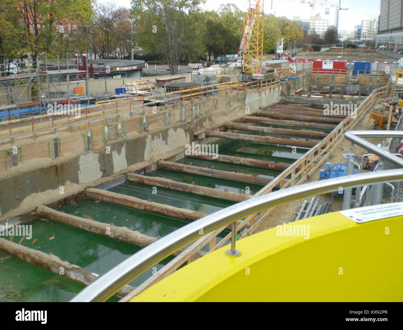 Dieses Bild zeigt die Baugrube für die U-Bahn-Erweiterung U5 in Berlin und veranschaulicht die frühen Phasen der städtischen Infrastrukturentwicklung für den öffentlichen Nahverkehr. Stockfoto