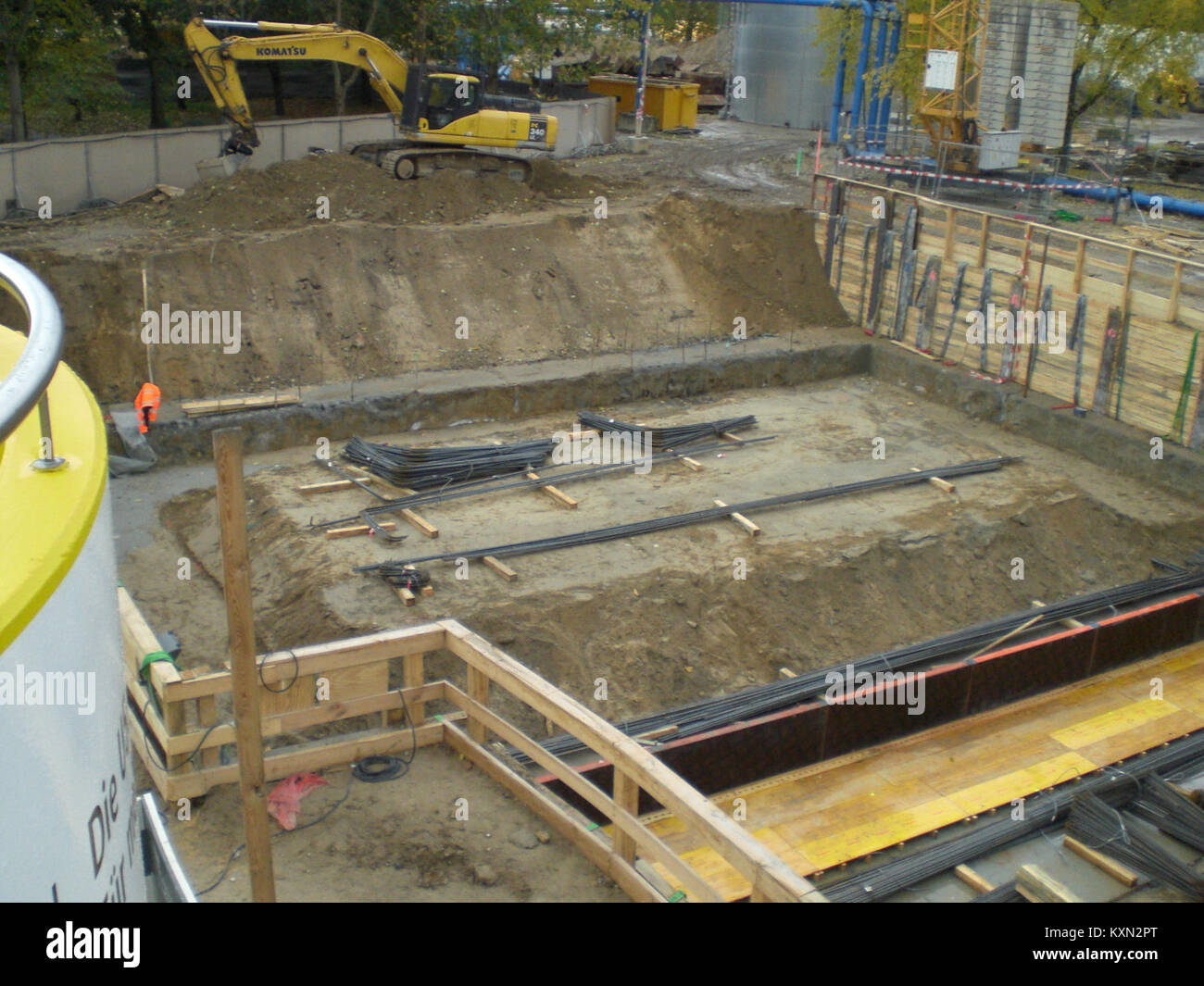 Baustelle der Berliner U-Bahn-Erweiterung U5, die den Beginn der Ausgrabungen und der städtischen Infrastruktur zeigt. Stockfoto