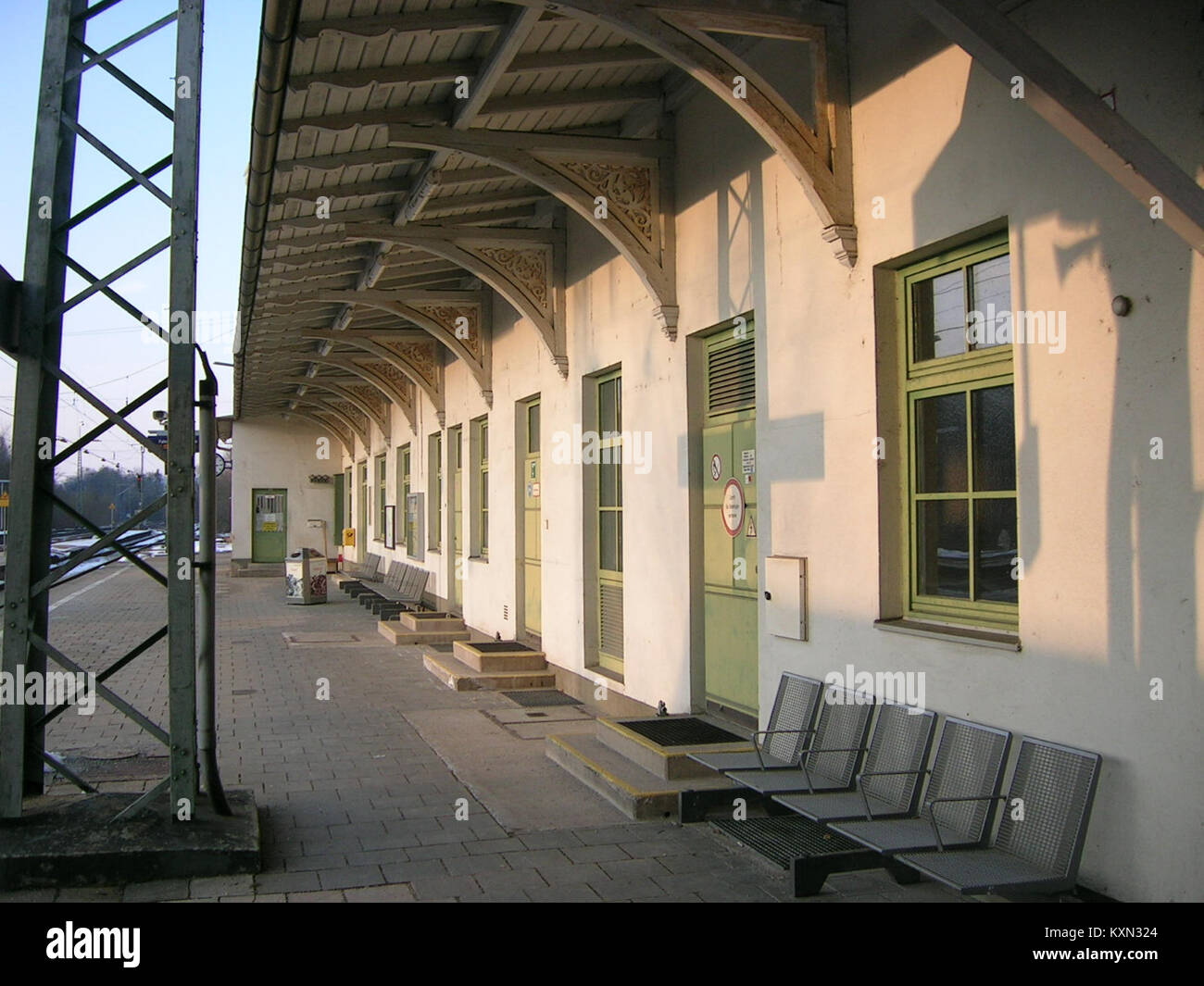 Dieses Bild zeigt das Empfangsgebäude des Bahnhofs Eichstätt mit architektonischen Merkmalen und Bahnhofseinrichtungen. Stockfoto