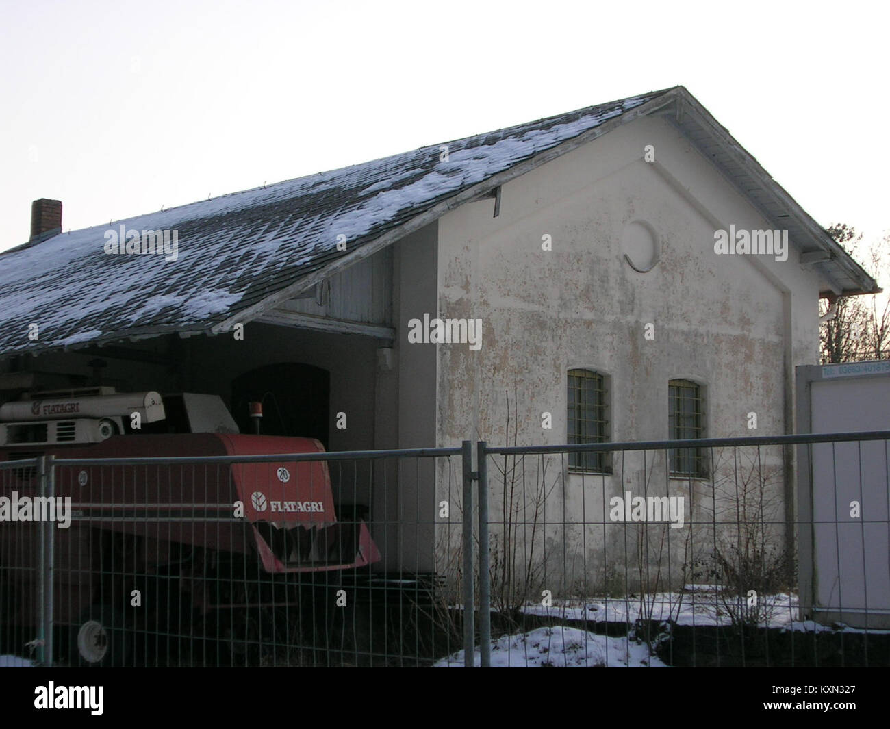 Das Foto zeigt den Bahnhof Eichstätt in Deutschland mit Schwerpunkt auf Verladerampe, Bahninfrastruktur und Gütertransport. Stockfoto