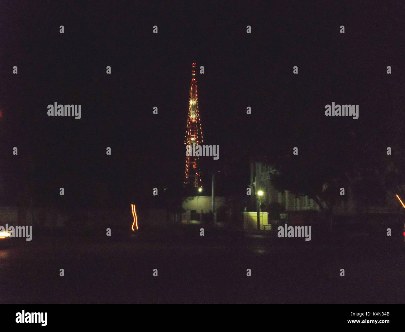 Die Sendeantenne der Grupo Sipse in Mérida, Yucatán, ist ein Sendeturm, der für die Radio- und Fernsehkommunikation genutzt wird und die Medienübertragung in der Region ermöglicht. Stockfoto