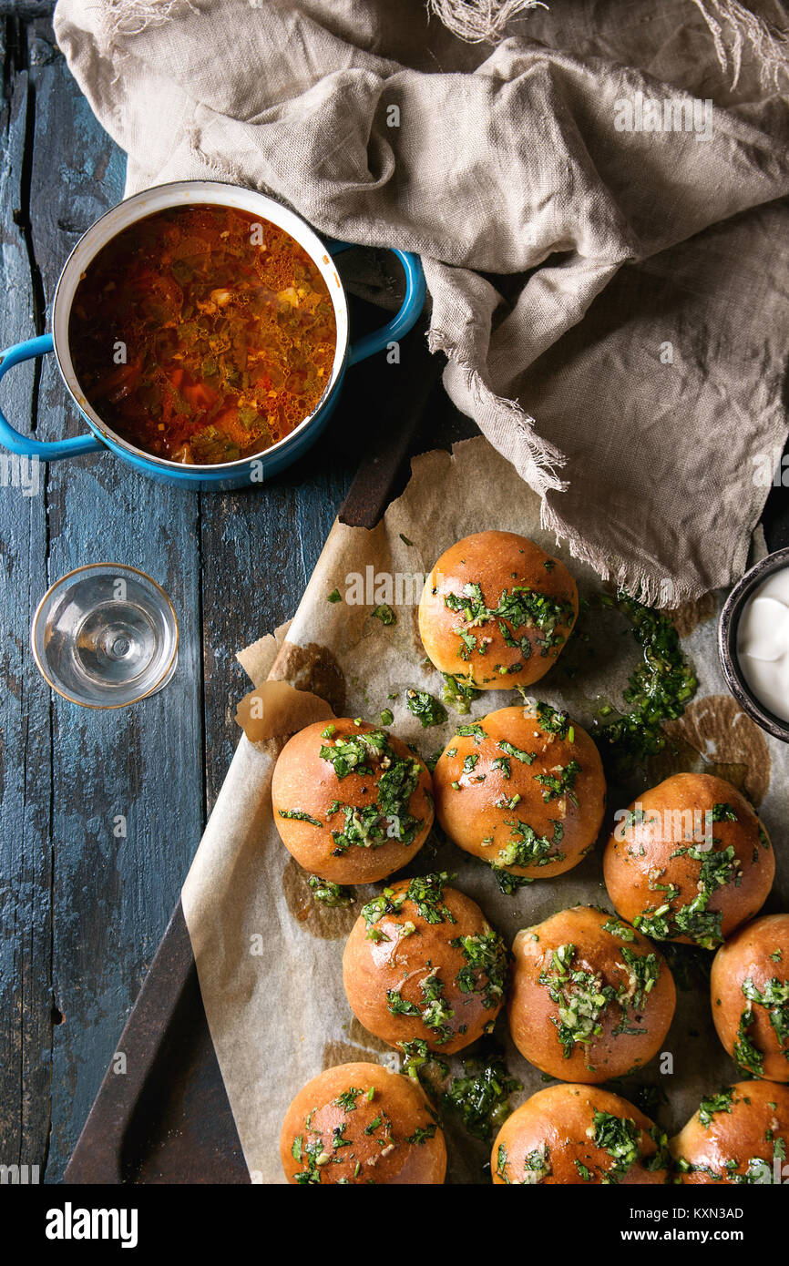 Pan der traditionellen Rote-Bete-Suppe Borschtsch mit saurer Sahne und ...