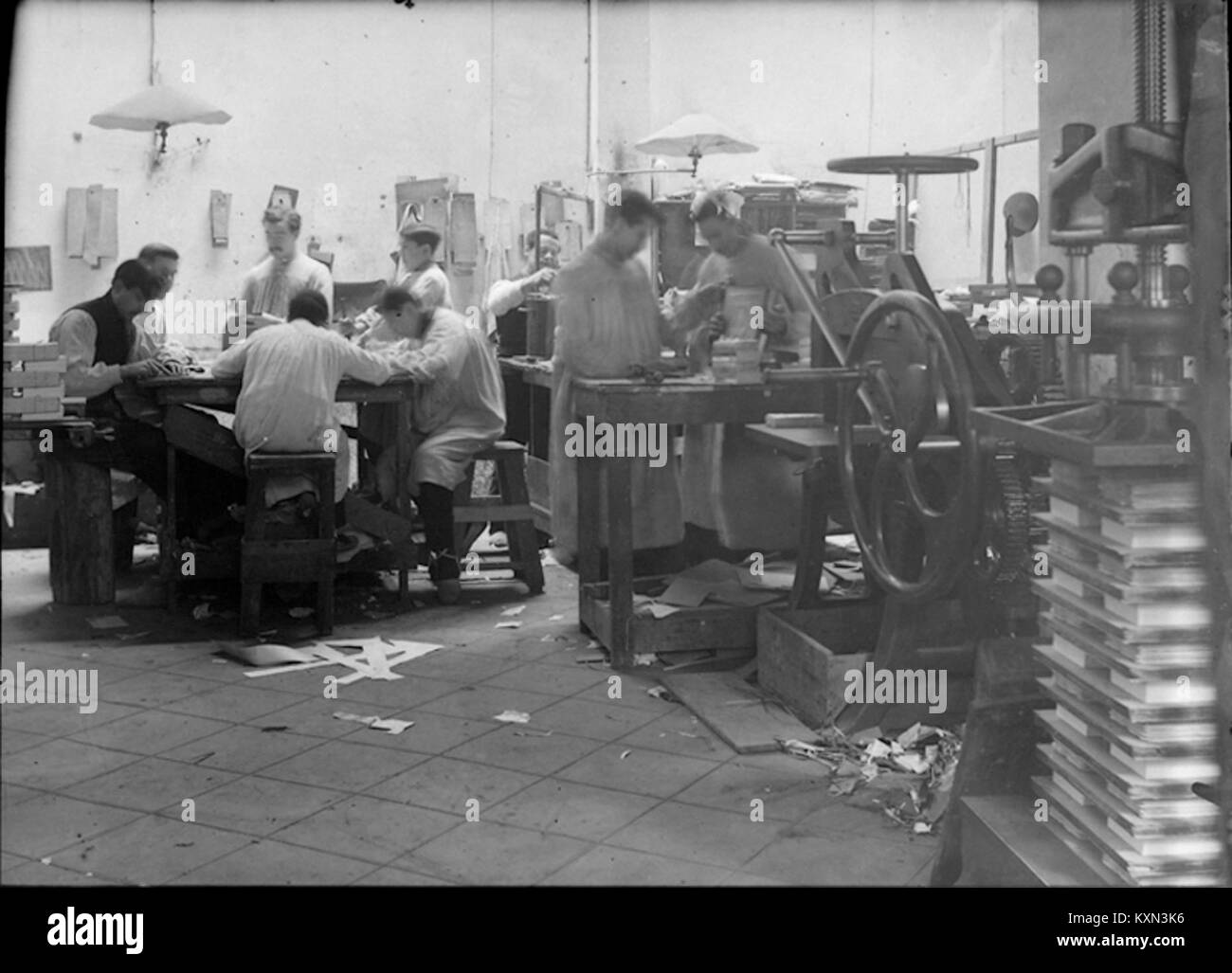 Diese Arbeit bezieht sich auf Baldomer Gili Roig und die Druckwerkstatt der Juan Gili Erben in Barcelona und hebt die Drucktechniken und die kulturelle Produktion dieser Zeit hervor. Stockfoto