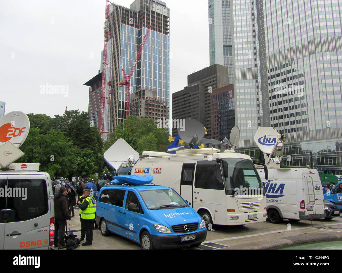 Dieses Bild zeigt ein Rundfunkfahrzeug, das während der Blockupy-Proteste 2013 in Deutschland eingesetzt wurde und einen Moment politischen Aktivismus festhält. Stockfoto