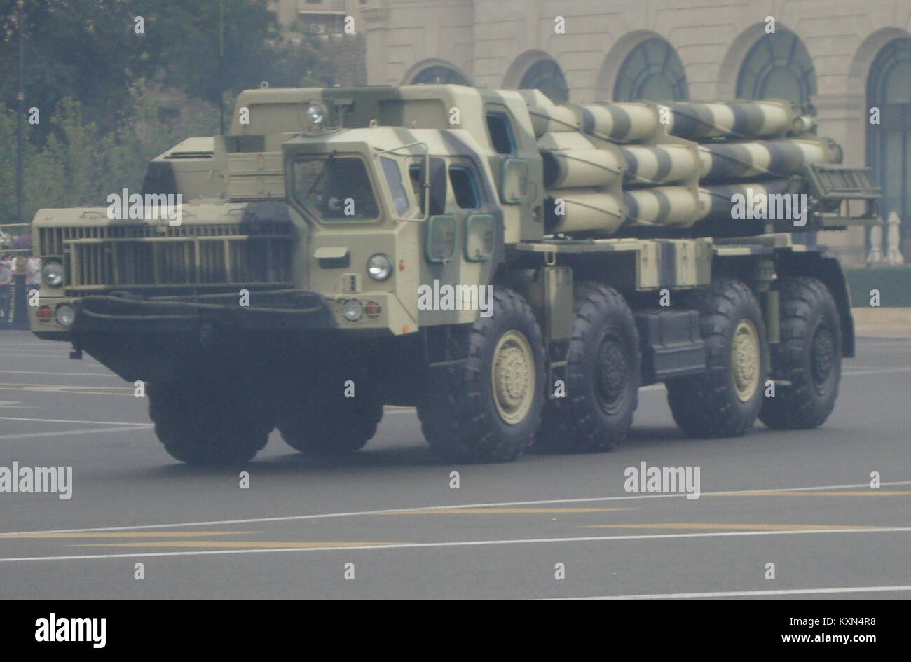 Die „Smerch“ ist ein System mit mehreren Raketenwerfern, das 2013 während einer Militärparade in Baku, Aserbaidschan, gezeigt wurde. Die Parade demonstriert die militärischen Fähigkeiten des Landes und die moderne Verteidigungstechnologie. Stockfoto Die „Smerch“ ist ein System mit mehreren Raketenwerfern, das 2013 während einer Militärparade in Baku, Aserbaidschan, gezeigt wurde. Die Parade demonstriert die militärischen Fähigkeiten des Landes und die moderne Verteidigungstechnologie. Stockfoto