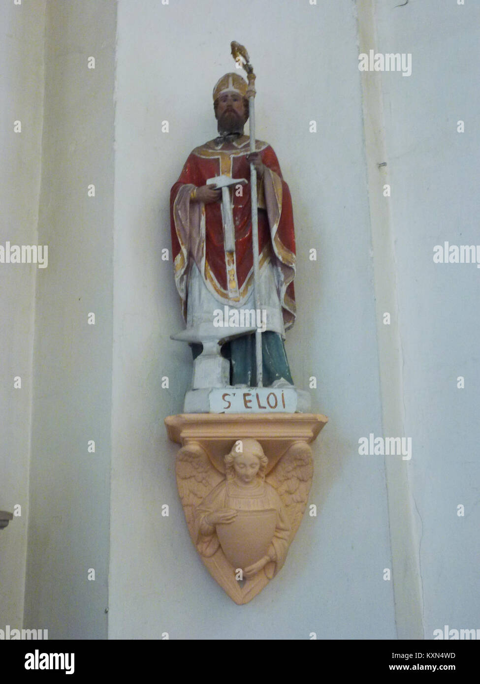 Beuvry-la-Forêt in Nord, Frankreich, zeigt eine Kirche und eine Statue des Heiligen Eloi, die lokale religiöse Architektur und das kulturelle Erbe veranschaulichen. Stockfoto