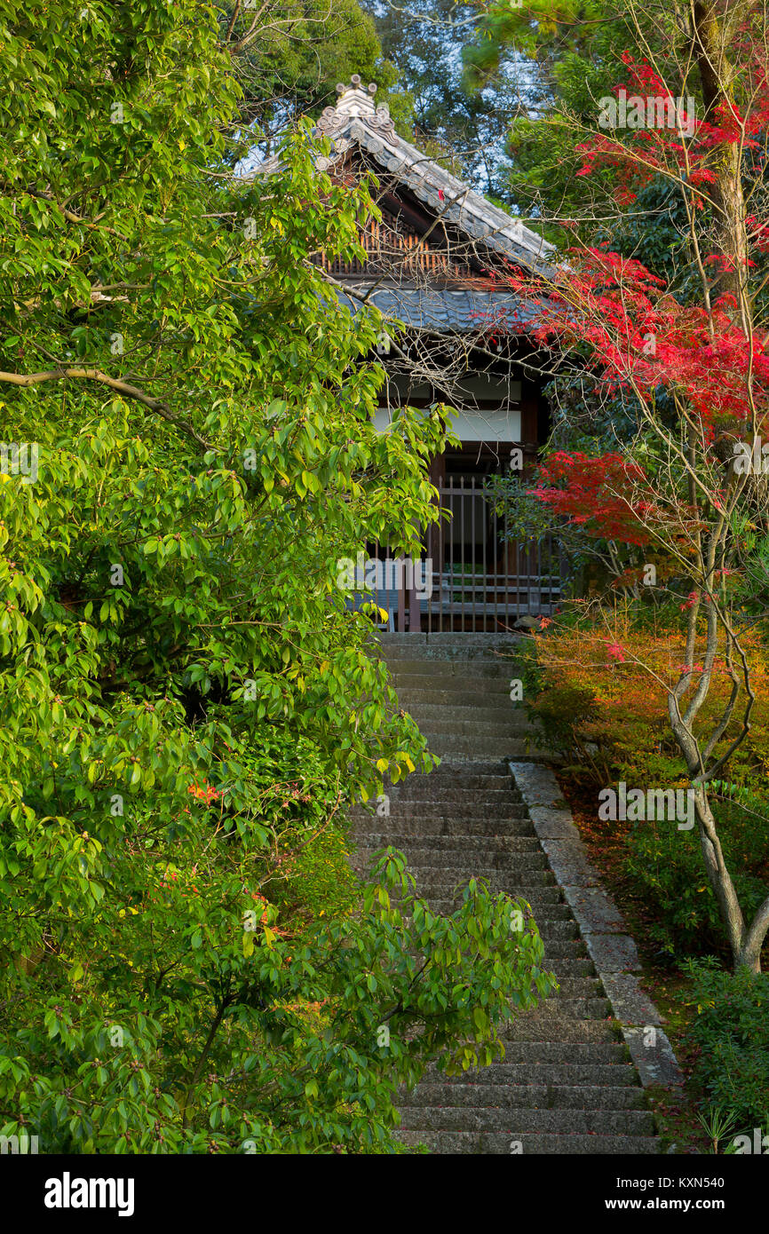 Ein Garten Schrein im Herbst Farbe der Yuzen-en Japanischer Garten in Kyoto, Japan. Stockfoto