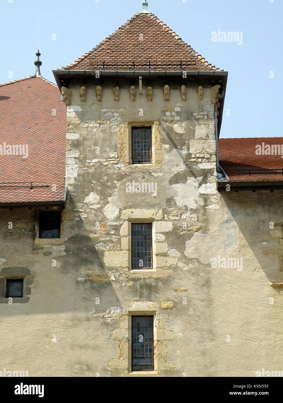 Eine historische Fotografie der Bank am Jägerhof in Annecy, Frankreich, die ihre Architektur und Funktion als Finanzinstitut aus dem frühen 20. Jahrhundert darstellt. Stockfoto
