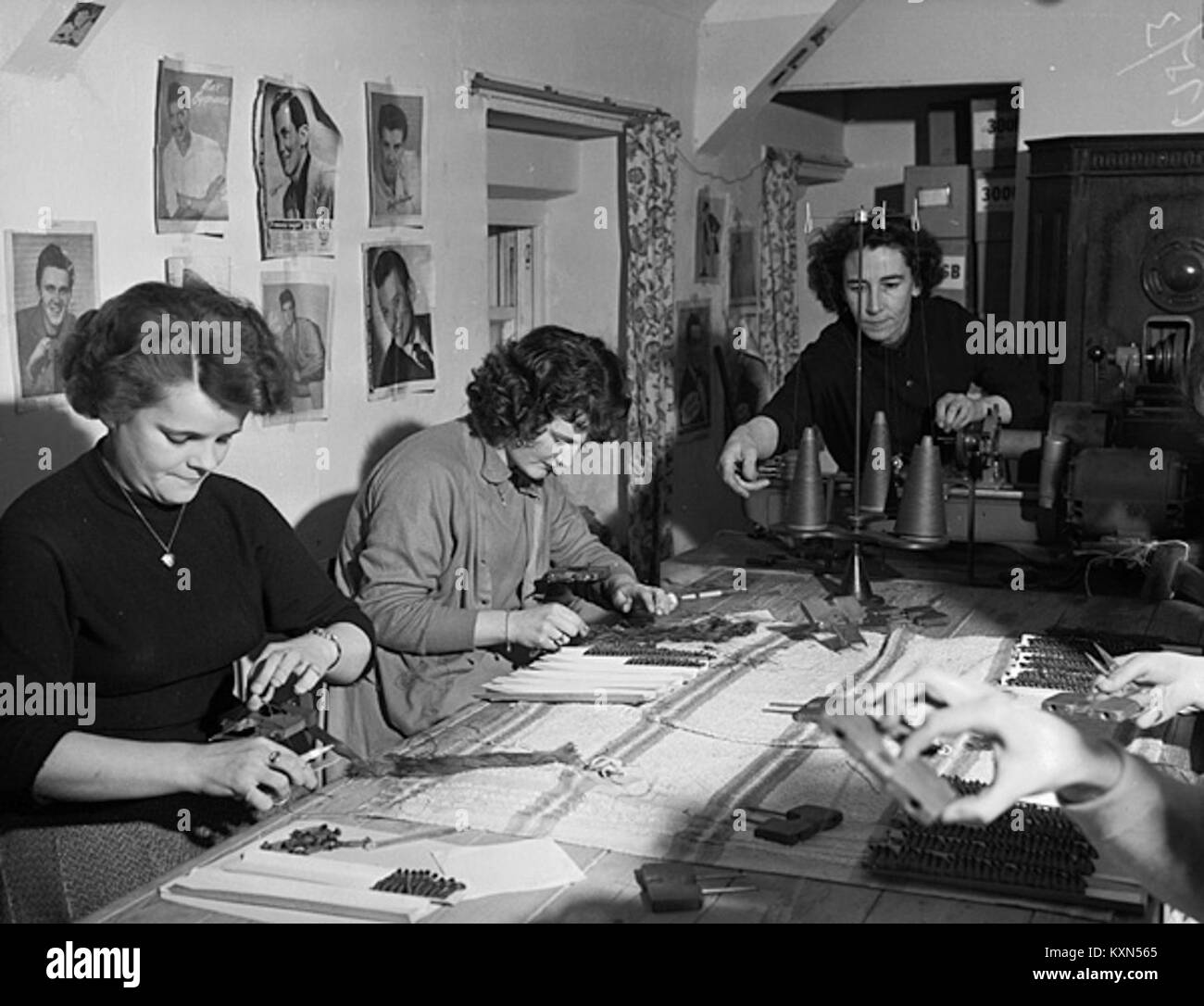 Foto Einer W Allsop Fabrik in Llangoed, Wales, zeigt das Industriegebäude und seine Herstellung von Textilstricken Stockfoto