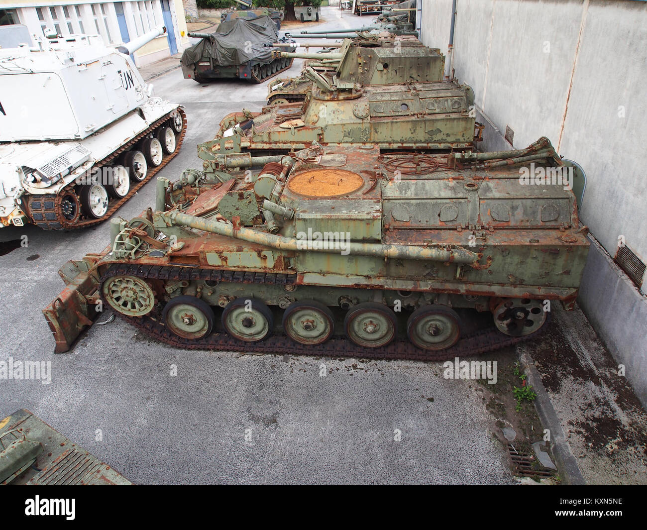 Der AMX-13 VCG ist ein französisches Panzerfahrzeug, das im Musée des Blindés in Frankreich ausgestellt wird und Militärtechnik und Panzerkriegstechnik aus der Mitte des 20. Jahrhunderts repräsentiert. Stockfoto