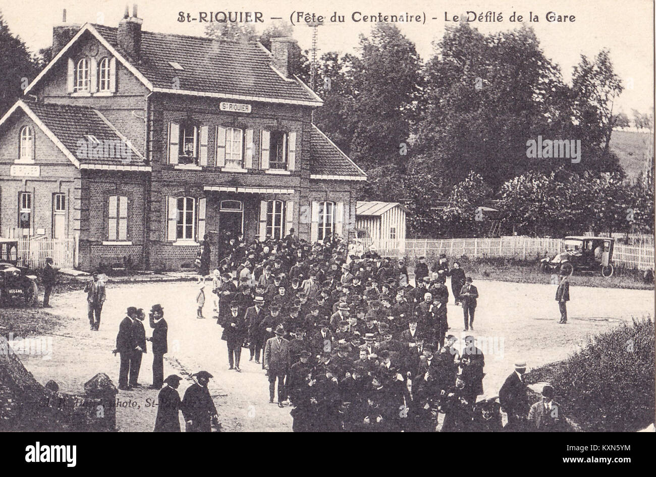 Foto der hundertjährigen Parade am Bahnhof St-Riquier in Bard, Frankreich, mit lokalen Feierlichkeiten und kulturellem Erbe. Stockfoto