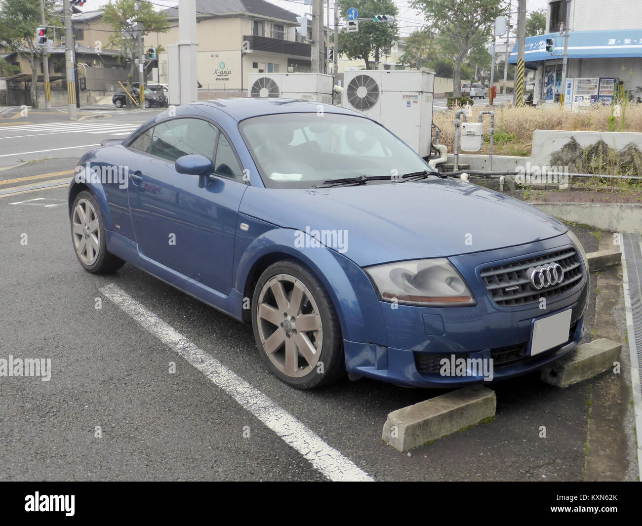 Vorderansicht eines Audi TT Coupé 8N, die das Design, die Scheinwerfer, den Kühlergrill und die aerodynamischen Merkmale des Sportwagens hervorhebt. Stockfoto