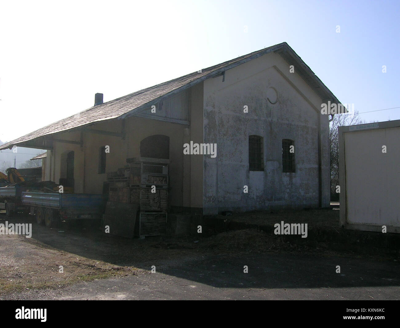 Eine detaillierte Ansicht der Laderampe 7 des Bahnhofs Eichstätt, die die Infrastruktur für den Güter- und Güterumschlag in Deutschland zeigt. Stockfoto