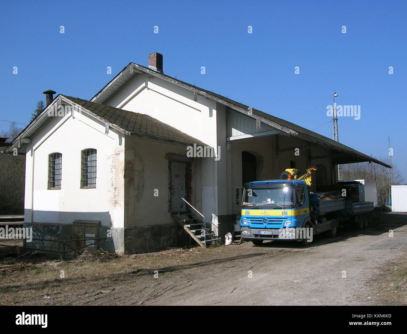 Die Laderampe des Bahnhofs Eichstätt veranschaulicht die historische Verkehrsinfrastruktur in Deutschland und unterstützt sowohl den Güter- als auch den Personenverkehr. Stockfoto