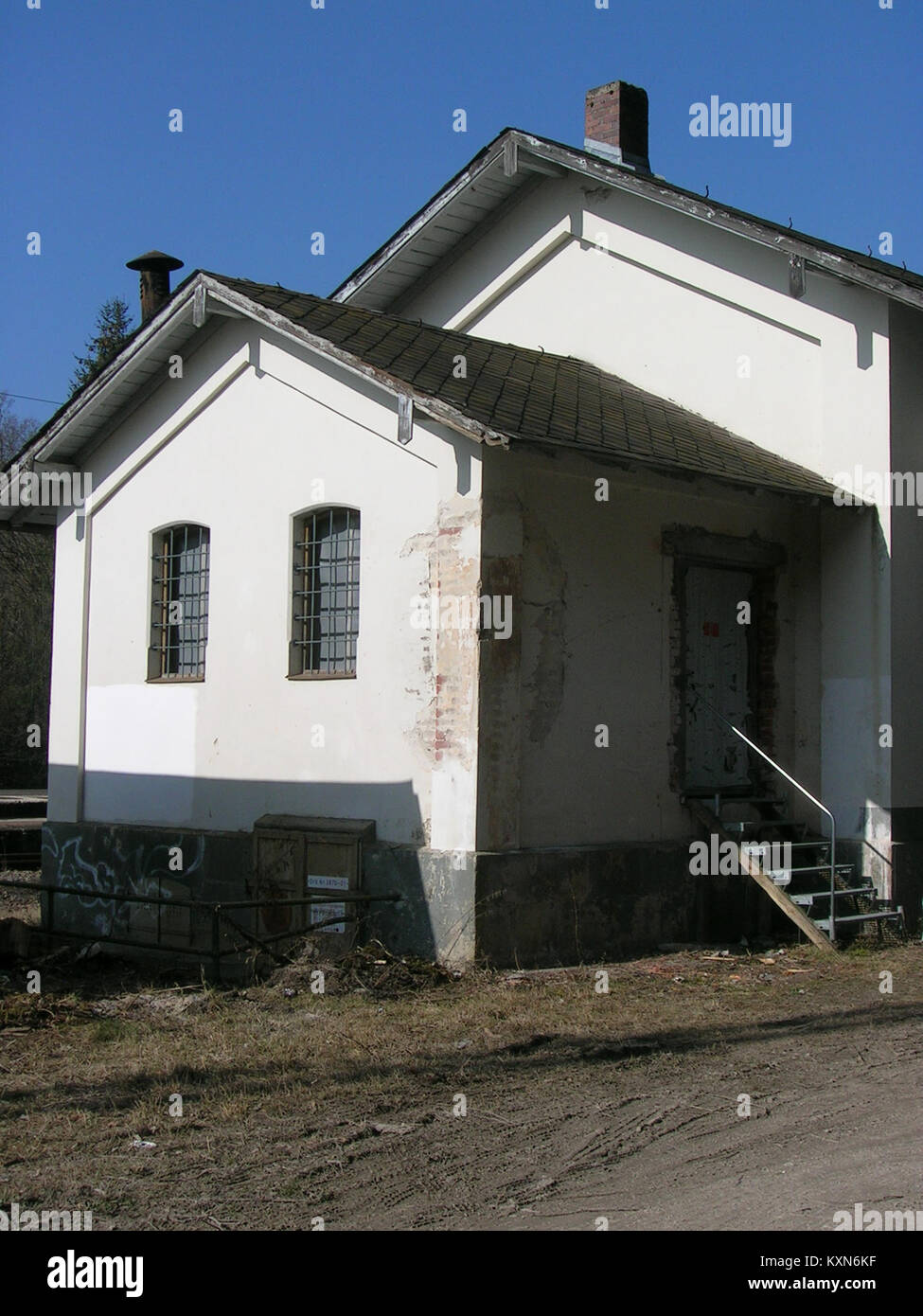 Die Verladerampe 7 des Bahnhofs Eichstätt ist Teil der Bahnhofsinfrastruktur in Eichstätt, Deutschland, die für den Güter- und Güterverkehr genutzt wird. Stockfoto