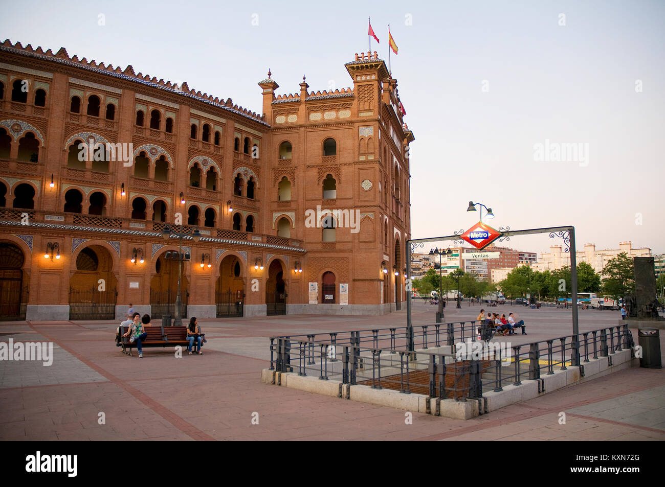 Stierkampfarena Las Ventas und Metro Ventas Eingang am Abend. Madrid,  Spanien Stockfotografie - Alamy