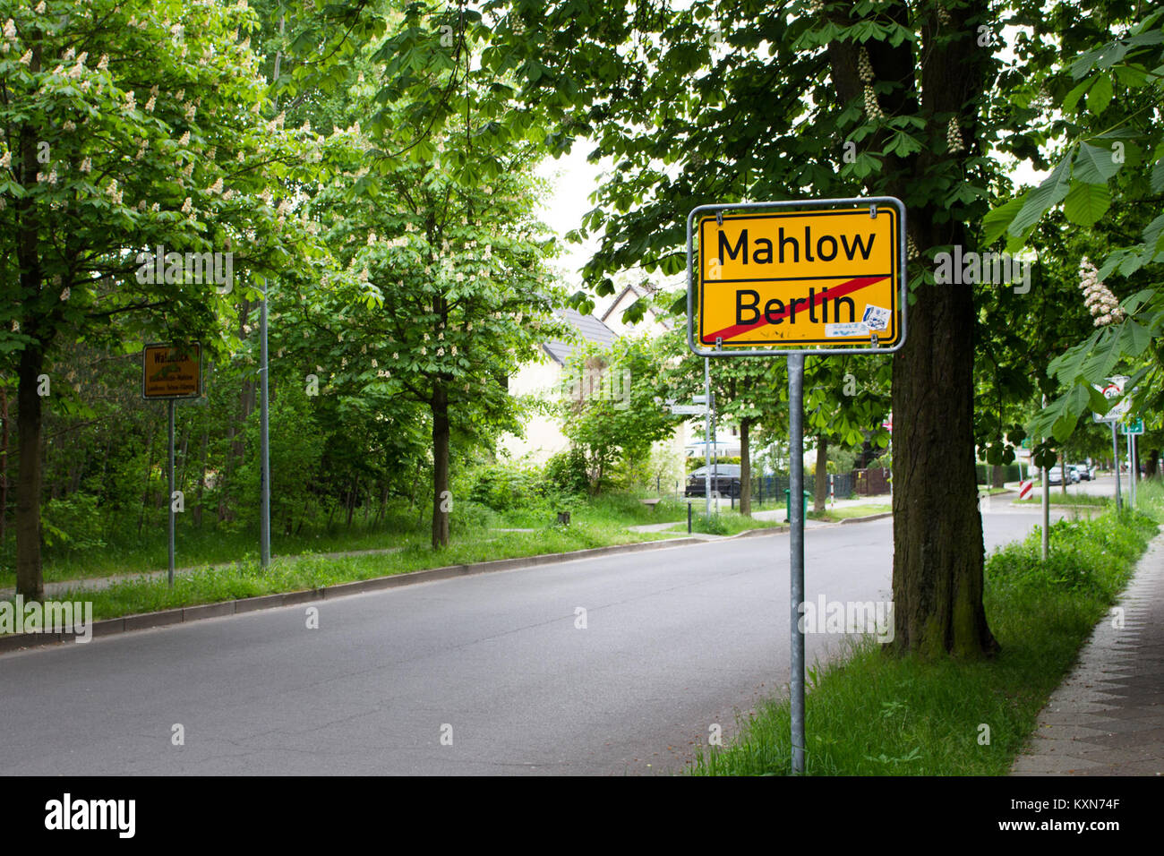 Die Beethovenstraße ist eine Straße, die die Stadtgrenze markiert und die Stadtplanung in der Region veranschaulicht. Stockfoto
