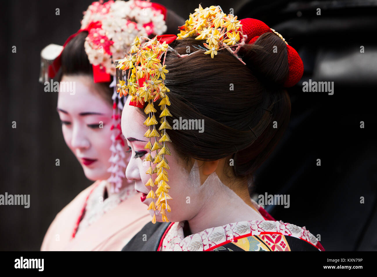 Geishas in den Straßen von Kyoto, Japan. Stockfoto