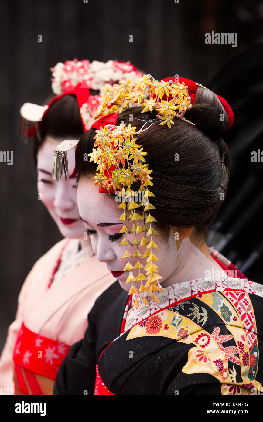 Geishas in den Straßen von Kyoto, Japan. Stockfoto