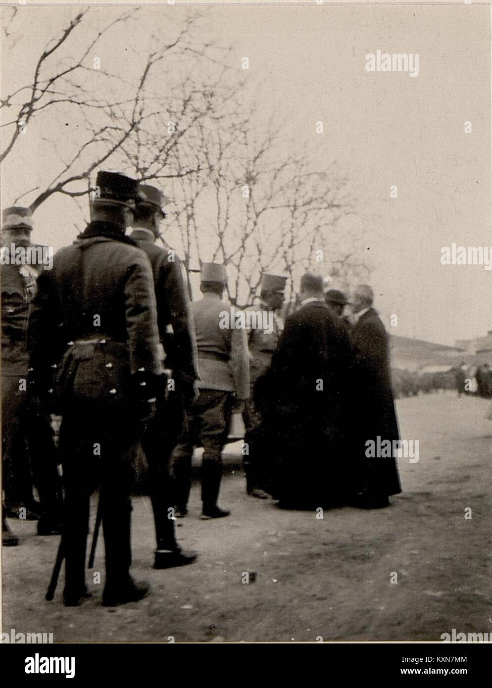 Dieses Foto vom 14. März 1916 zeigt die Begrüßung der katholischen Geistlichen in Skutari, Albanien, die religiöse Praktiken, die lokale Geschichte und die Traditionen der Gemeinschaft widerspiegelt. Stockfoto