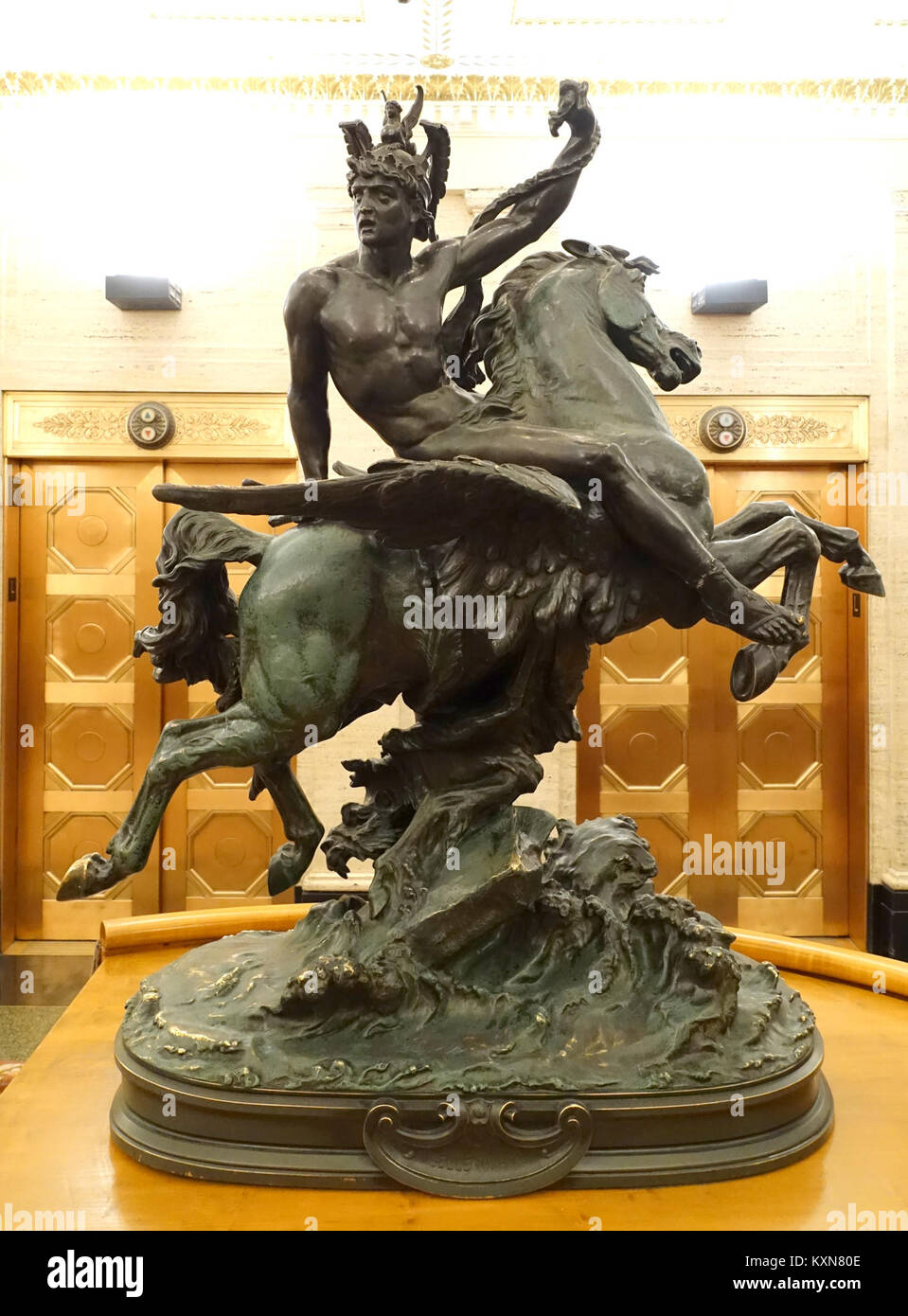 Vorderansicht der Skulptur Bellerophon von Pierre-Eugène-Emile Hébert im Palmer House Hilton Hotel, Chicago, Illinois, mit künstlerischen Details und Installationskontext. Stockfoto