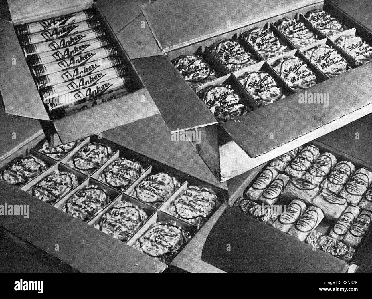 Das Bild zeigt Eier der Marke Anker in Cellophanverpackungen und hebt das Verpackungsdesign, die Produktpräsentation und die Konsumgüter in der Lebensmittelindustrie hervor. Stockfoto