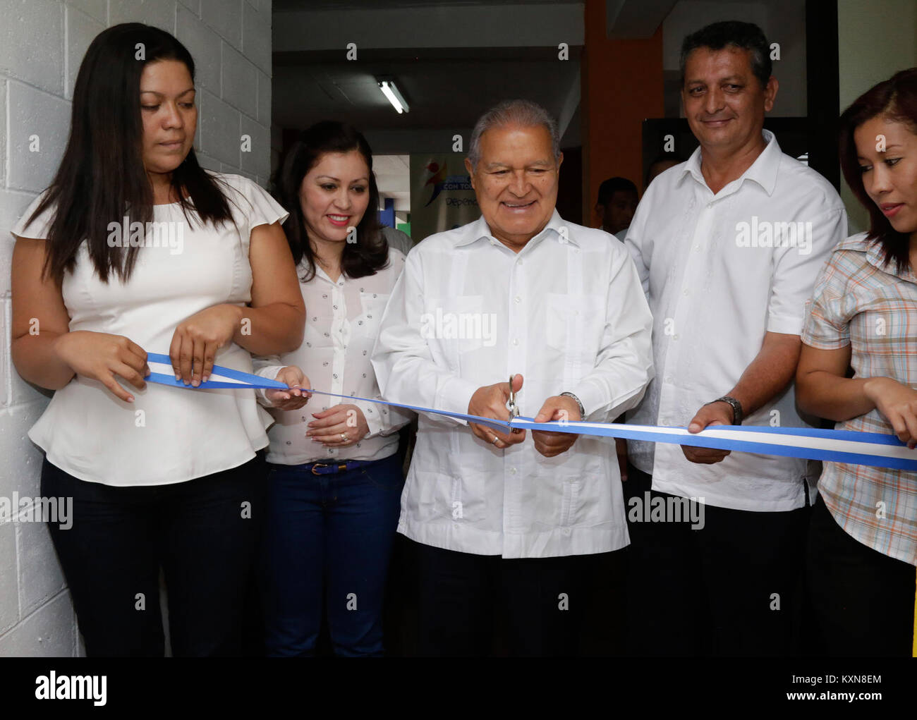 Die Eröffnung des Büros „Jóvenes con Todo“ in Soyapango, El Salvador, stellt eine von der Regierung unterstützte Initiative dar, um jungen Menschen Möglichkeiten für Beschäftigung, Ausbildung und berufliche Entwicklung zu bieten. Stockfoto