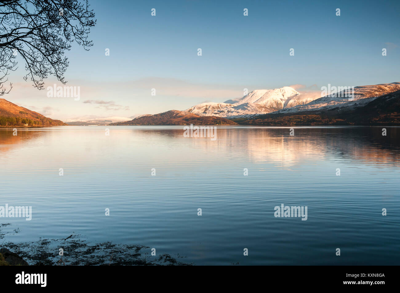 Ben Nevis "Ben" in der Nähe von Fort William, Lochaber, Schottland, im Schnee mit einer Cloud Halskette abgedeckt. 28. Dezember 2017. Stockfoto