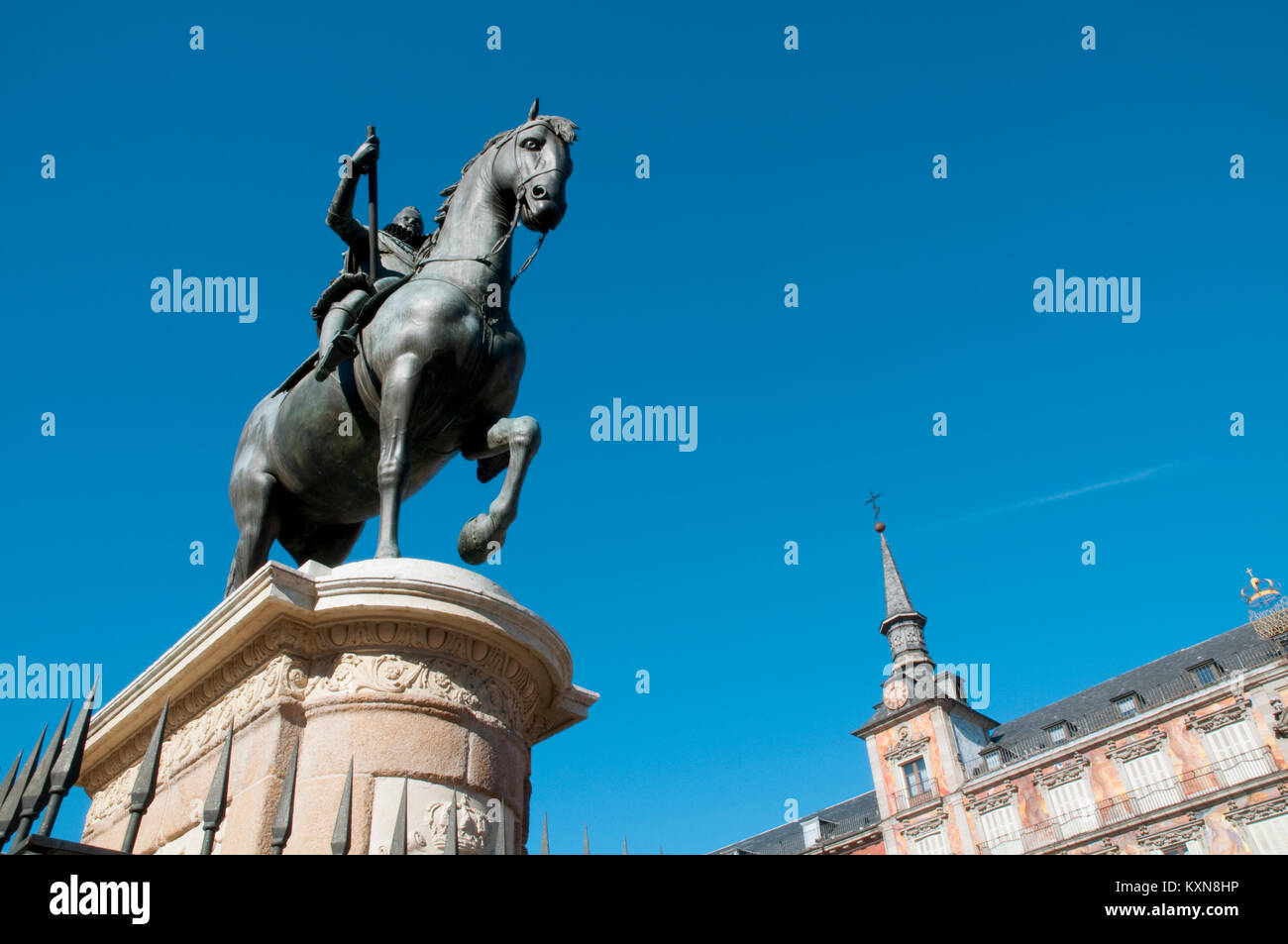 Felipe III Statue und die Casa de La Panaderia, Ansicht von unten. Plaza Mayor, Madrid, Spanien. Stockfoto