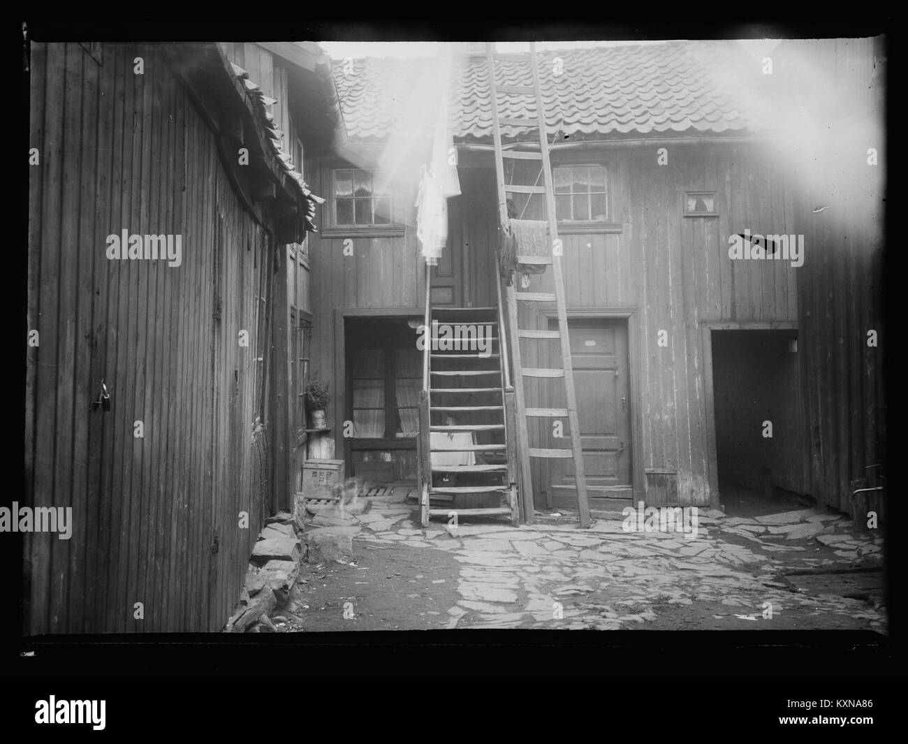 Dieses Bild aus dem Jahr 1916 mit dem Titel „Bolignøden“ zeigt die schrecklichen Wohnverhältnisse während des frühen 20. Jahrhunderts in Norwegen. Das Foto beleuchtet die Herausforderungen, denen die norwegische Bevölkerung in dieser Zeit gegenüberstand. Stockfoto