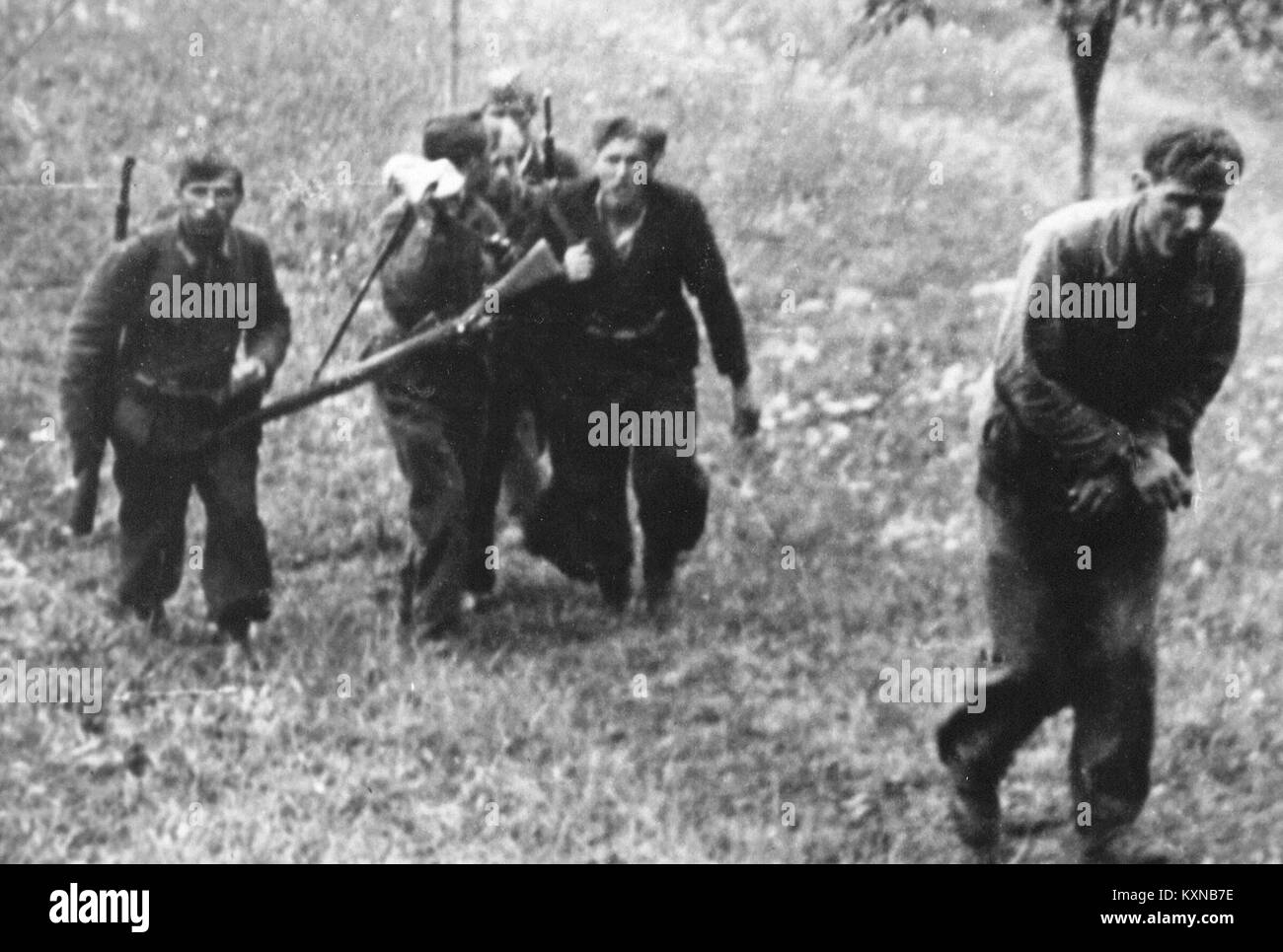 Historisches Foto, das die Brigade Borci Slandrove während des Zweiten Weltkriegs in Slowenien zeigt, zeigt einen gefangenen deutschen Soldaten in Ljubno. Das Bild dokumentiert militärische Operationen und Kriegsereignisse in der Region. Stockfoto