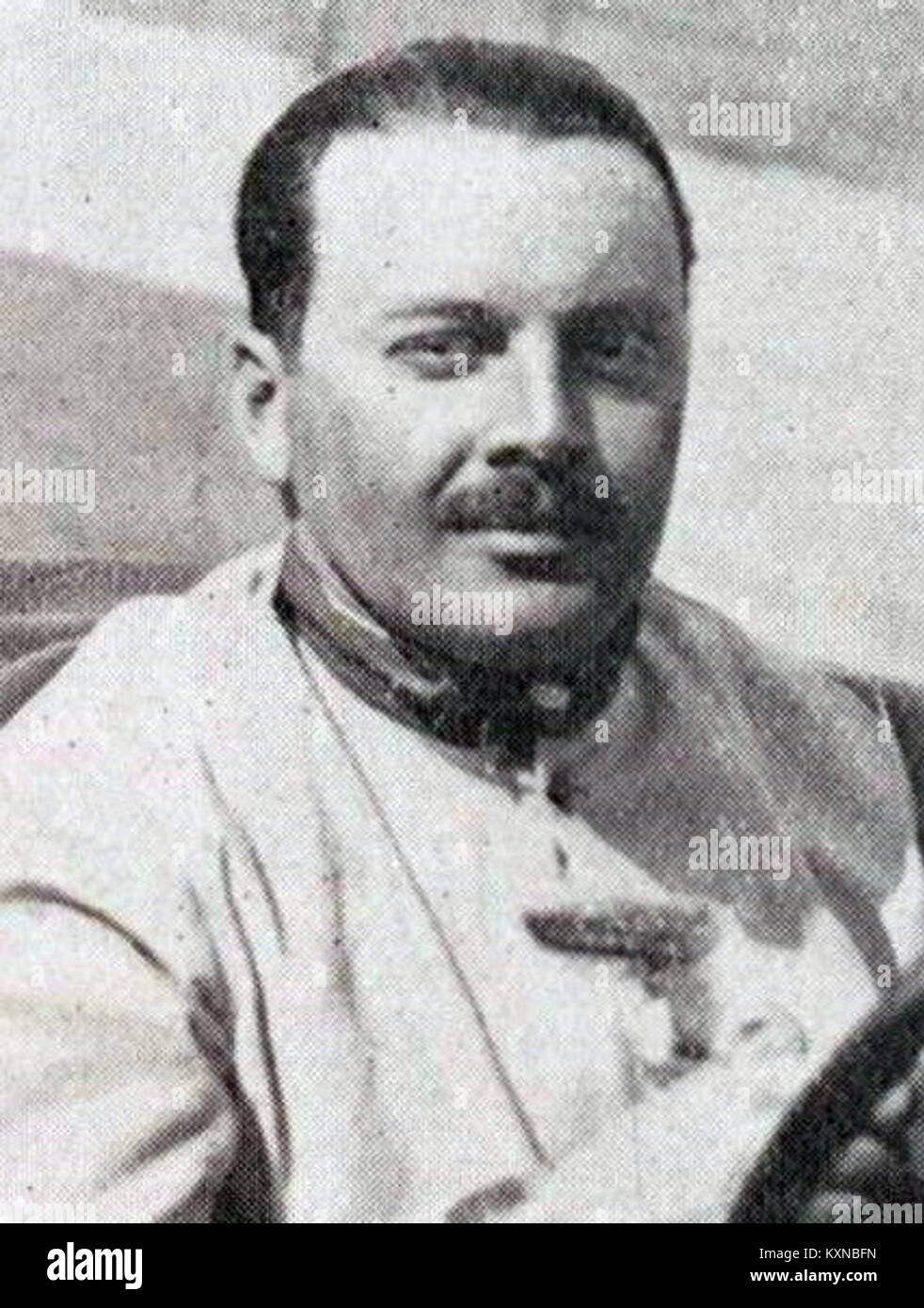 Dieses Bild zeigt Boris Ivanowski 1928 nach seinem Sieg beim Georges Boillot Cup, bei dem er einen Alfa Romeo fuhr. Das Foto zeigt einen Moment des Erfolgs in der Motorsportgeschichte des frühen 20. Jahrhunderts. Stockfoto