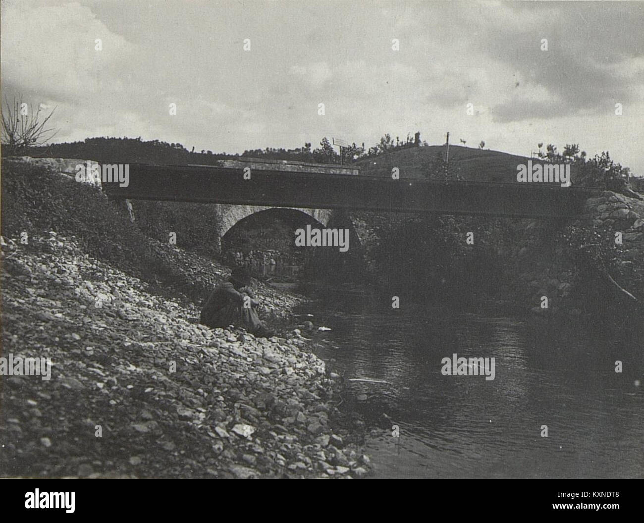 Dieses Foto zeigt eine Brücke in der Nähe von Mura, die sich 8-9 Kilometer von der Stadt entfernt befindet, wahrscheinlich ein bedeutendes Infrastrukturelement, das möglicherweise mit Transport oder militärischer Nutzung in Verbindung steht. Stockfoto