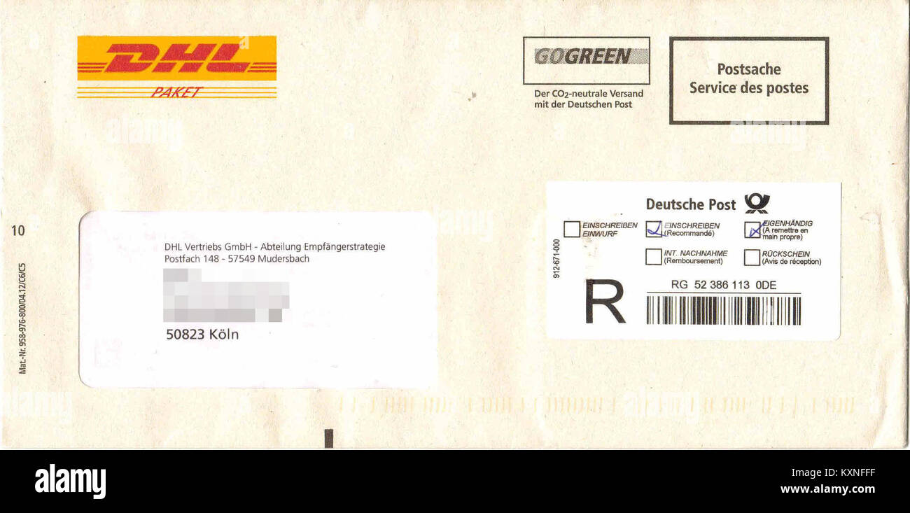 2013 per DHL versandter Umschlag, registriert und per Hand zugestellt, der Postverfahren und Zustelldienste dokumentiert. Stockfoto