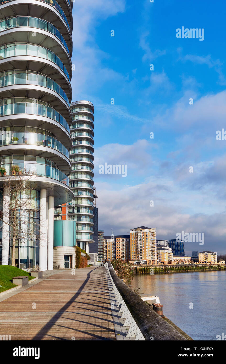 Riverside Apartments am Nordufer der Themse in der Nähe von Canary Wharf, East London, Großbritannien Stockfoto