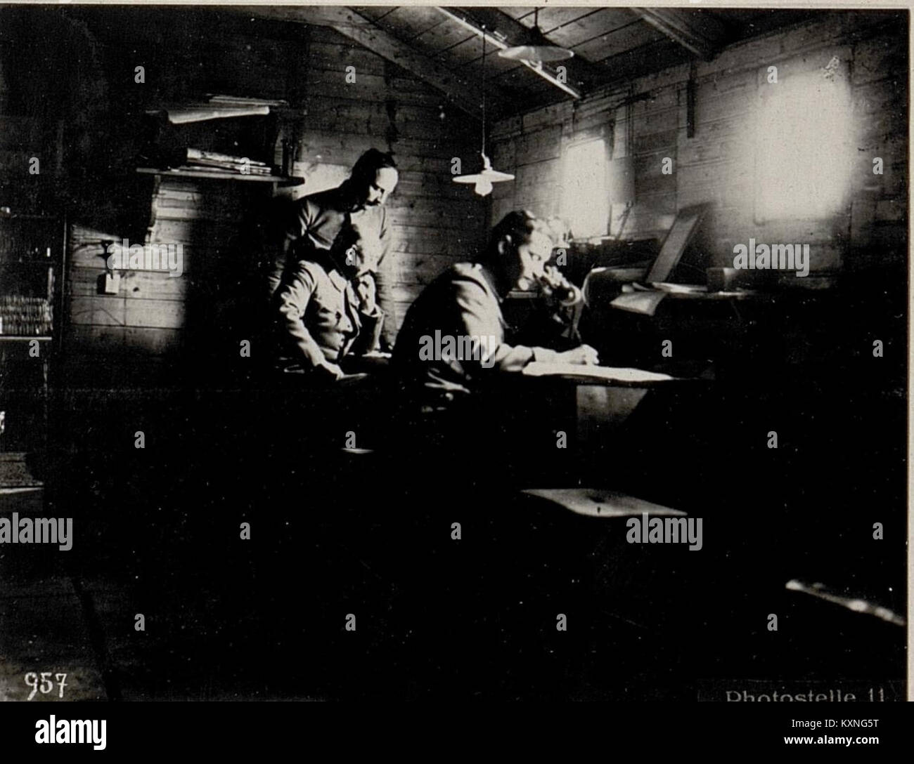 Das Bild zeigt Generalmajor von Vidale führende Truppen während des ersten Sturms auf Meletta im Ersten Weltkrieg, was eine wichtige militärische Operation unter Beteiligung italienischer Streitkräfte veranschaulicht. Stockfoto