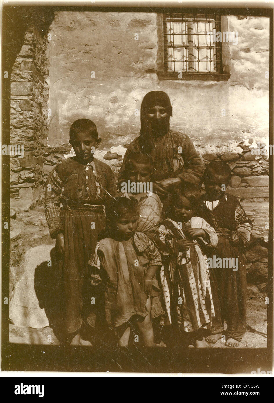 Dieses Vintage-Foto zeigt eine Witwe mit ihren Söhnen in Musch, Pennsylvania, USA, und hebt das Familienleben und die Sozialgeschichte des frühen 20. Jahrhunderts hervor. Stockfoto