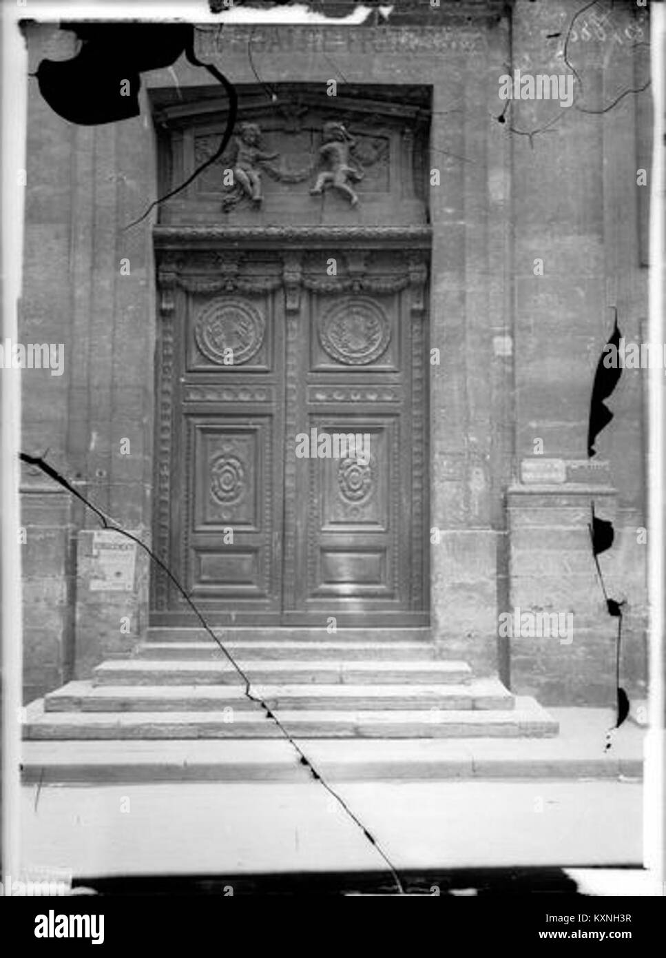 Ein Foto, das die Türverkleidungen der Kirche Saint-Louis en l'Île in Paris zeigt und ihre architektonischen Details zeigt. Stockfoto